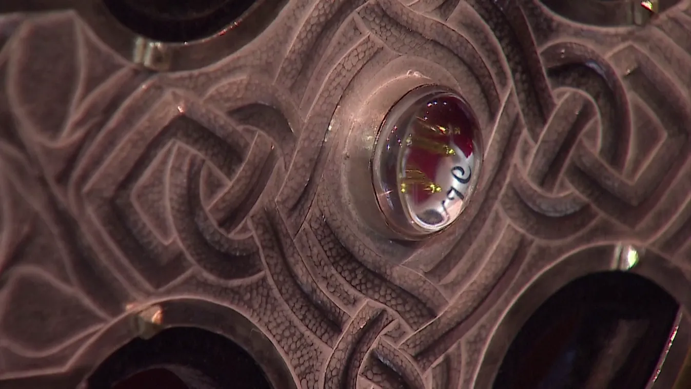 Jézus keresztjének szilánkjait adta III. Károlynak Ferenc pápa