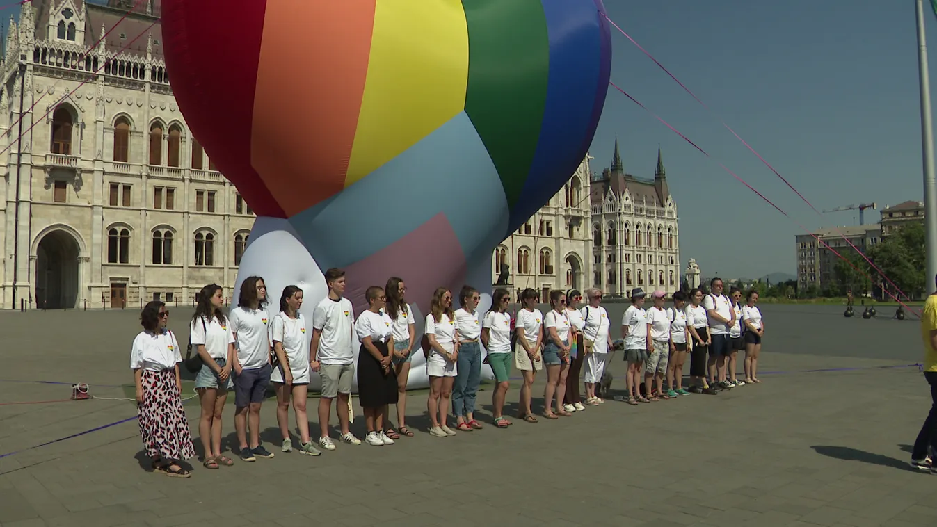 Szivárványos szívvel tiltakoztak a gyermekvédelmi törvény ellen