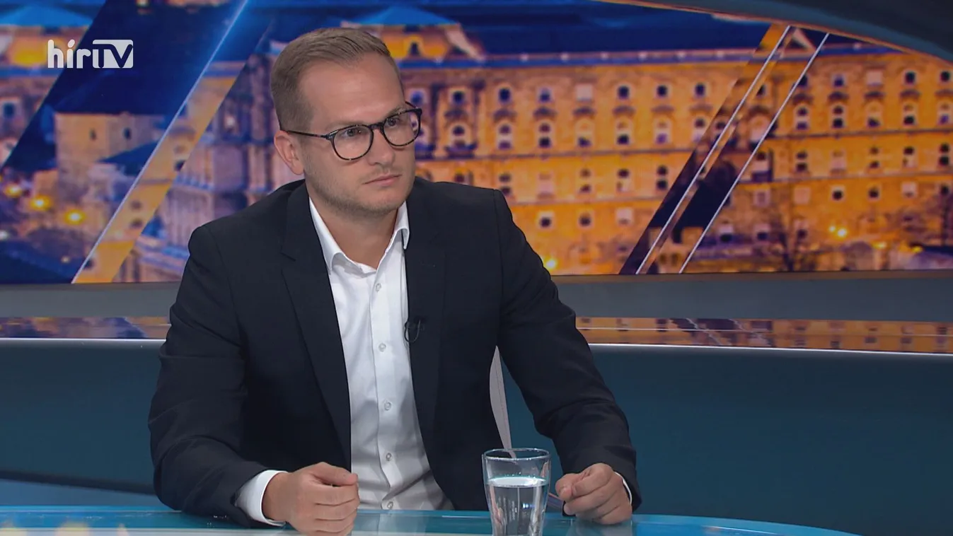 Deák Dániel: A Momentum saját magát végzi ki