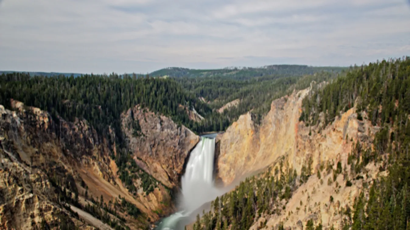 Több mint tízezer látogatónak kellett elhagynia a Yellowstone Nemzeti Parkot az áradások miatt