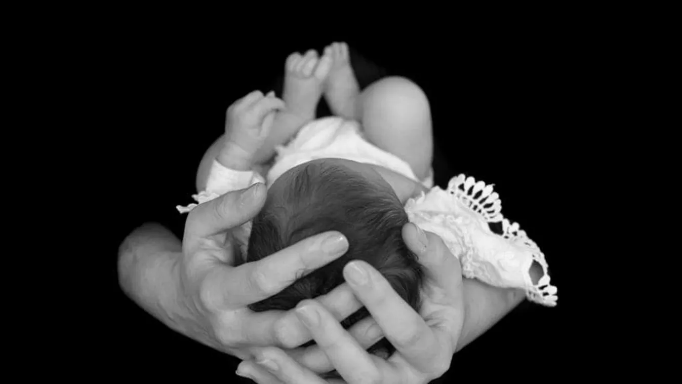 Megszületett Hosszú Katinkáék kislánya