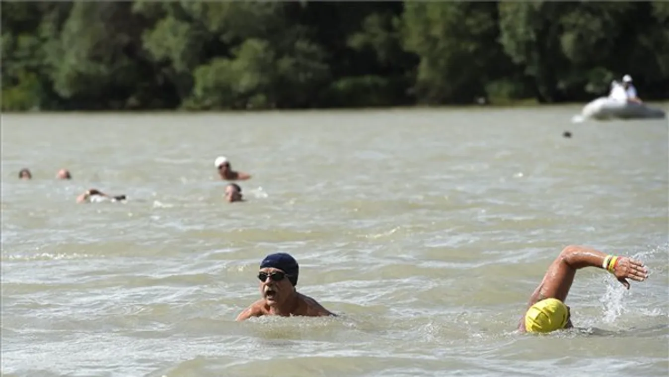 Százak mentek a Dunának