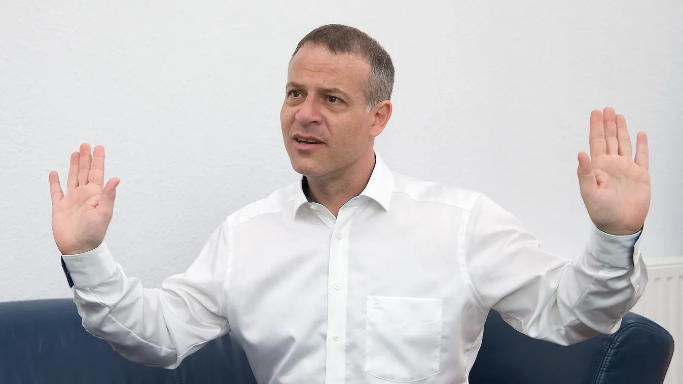 Egyoldalú gesztus – Egyenesen