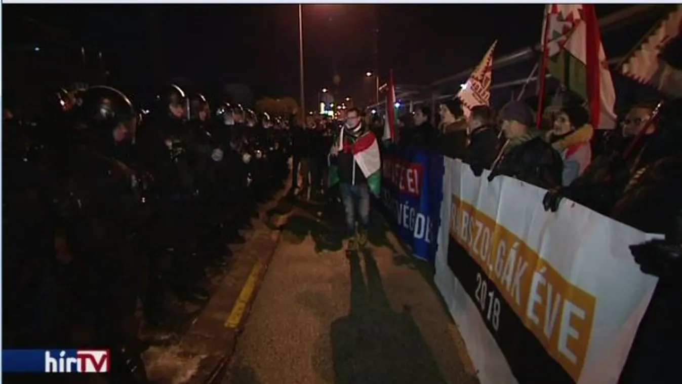 Előállítottak egy tüntetőt, aki üveggel dobálta a rendőröket