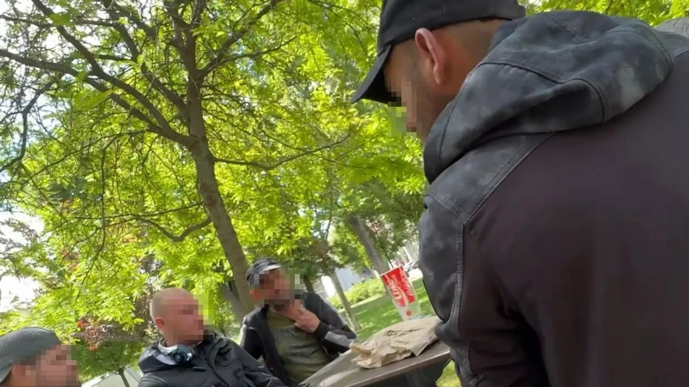 Hajléktalanok lepik el a II. János Pál pápa teret