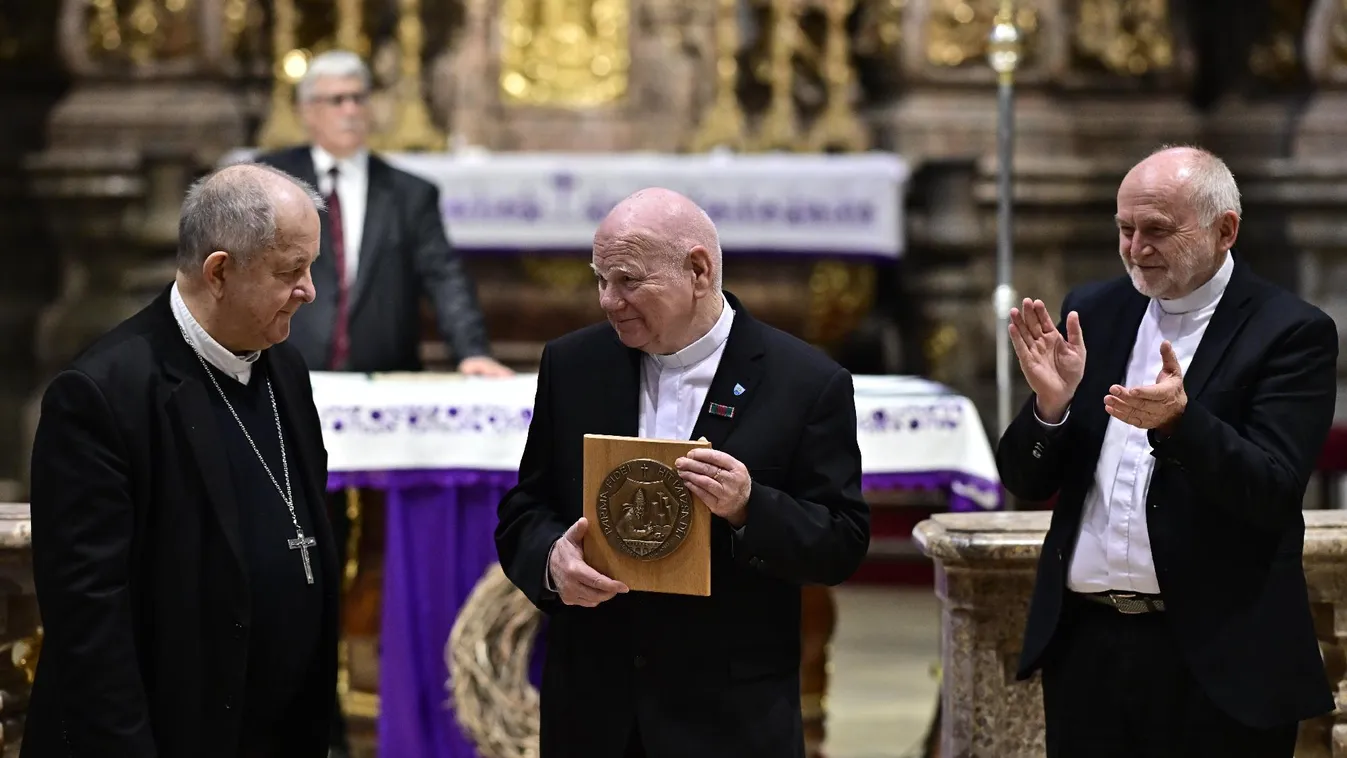 Sebők Sándor fóti plébános kapta idén a Hit pajzsa díjat