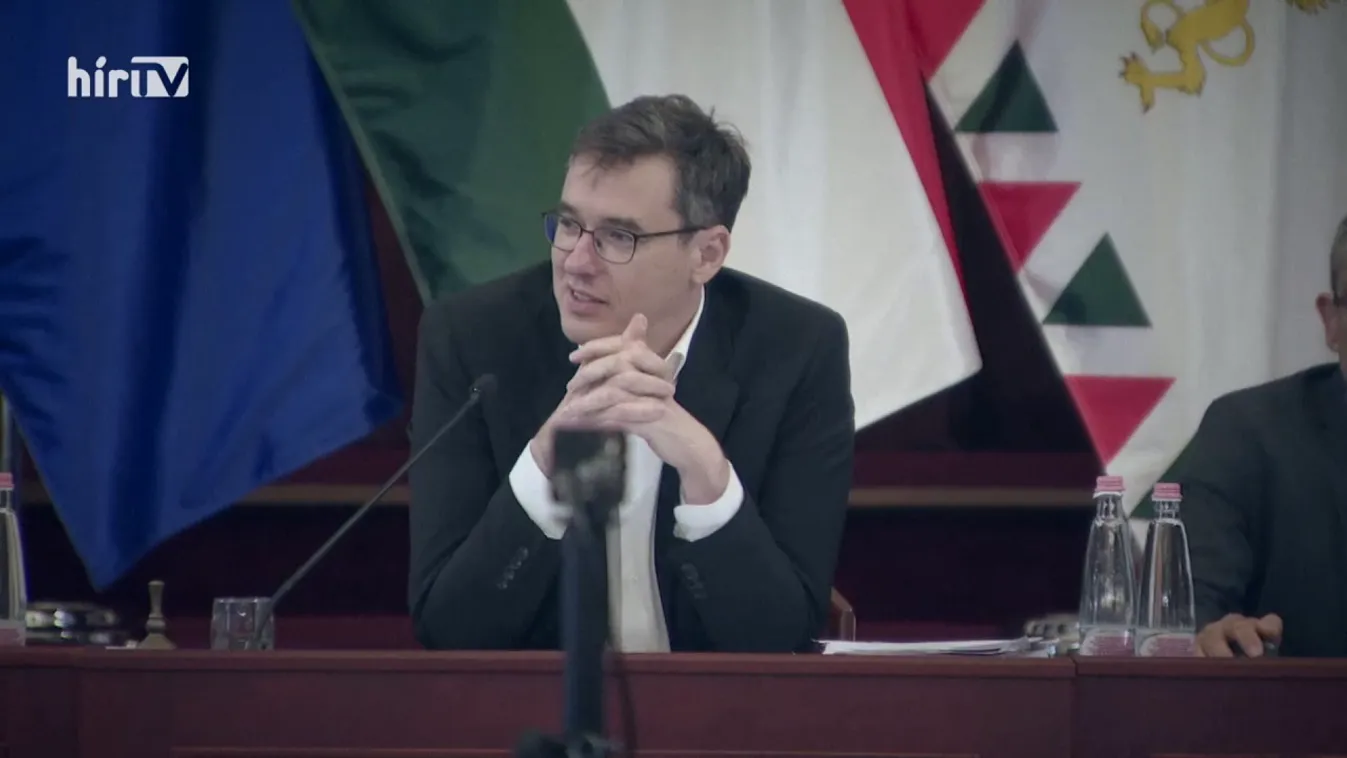 Célpont – Csődközeli állapot és napszemüvegben alvó tiszás képviselő a Fővárosi Közgyűlésen + videó