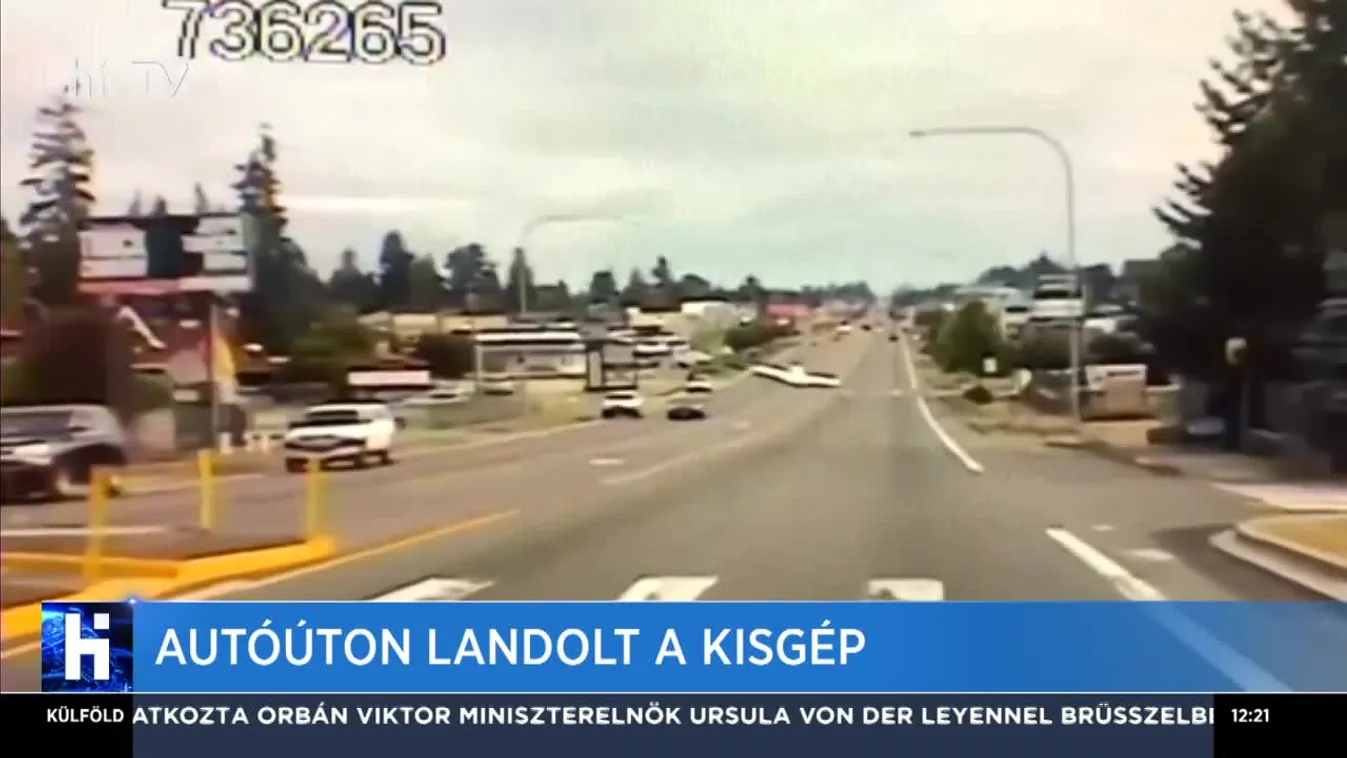 Autóúton landolt egy kisgép