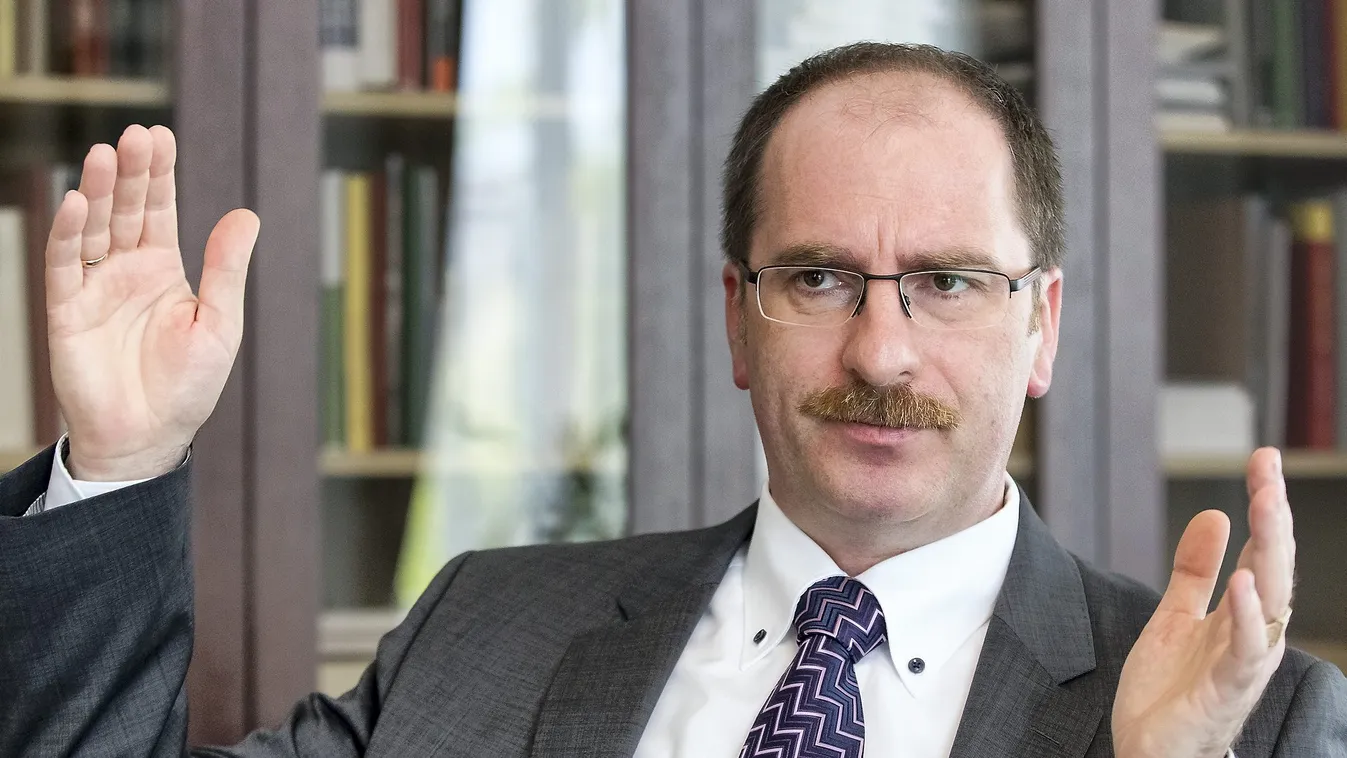 Orbán bírságbajnoka vezetheti a különbíróságokat