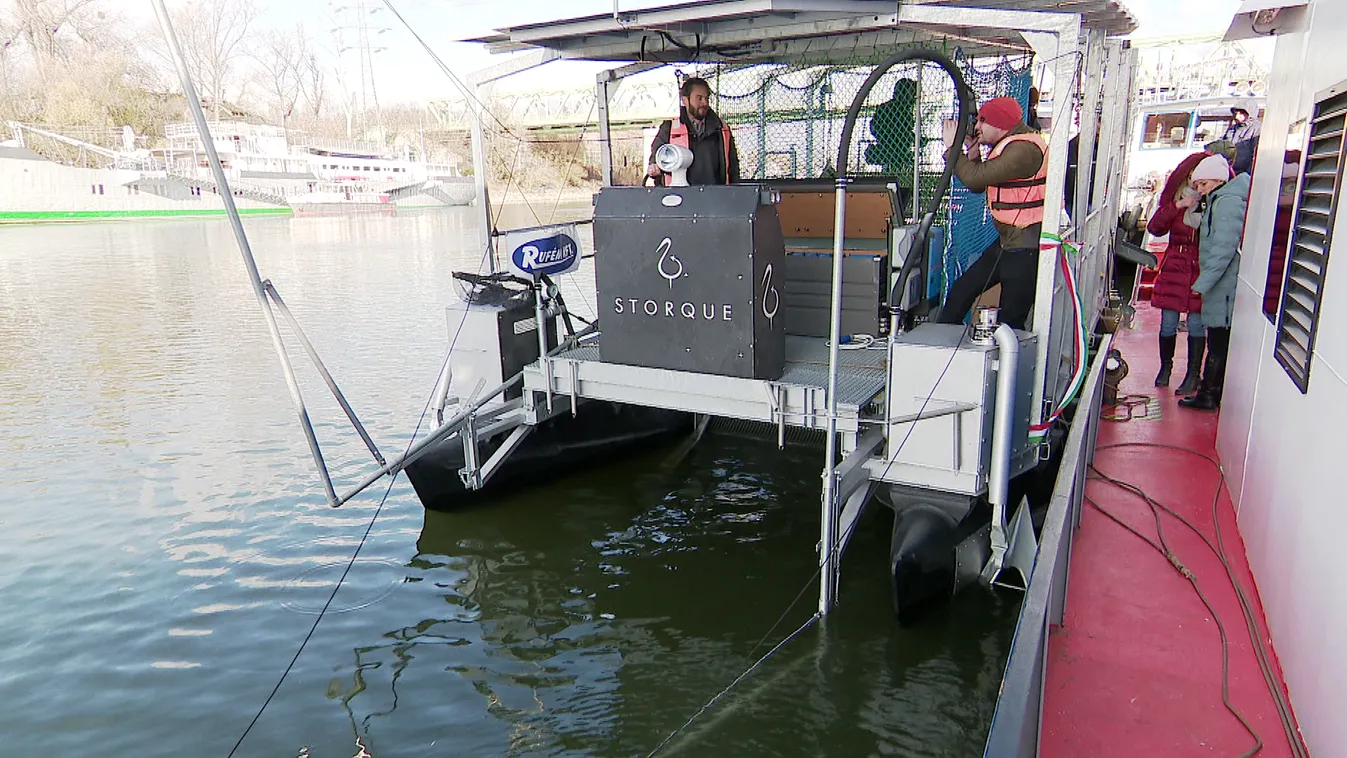 Magyar fejlesztésű hulladékgyűjtő hajó jelent meg a Dunán