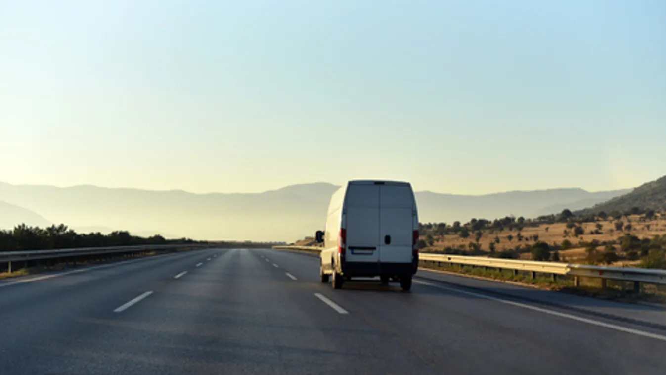 Moldovai embercsempészt és 13 migránst fogtak el az M0-snál