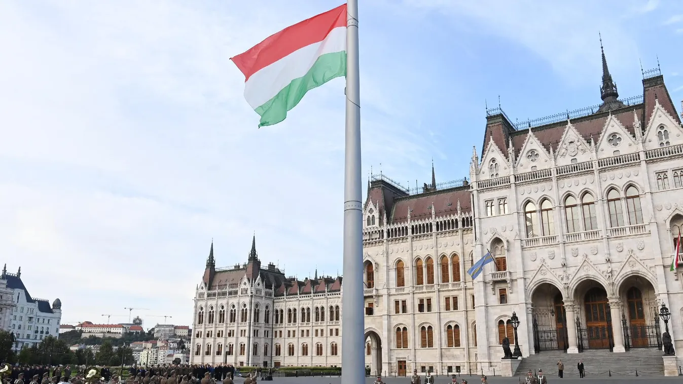 Felvonták, majd félárbócra engedték a nemzeti lobogót az Országház előtt