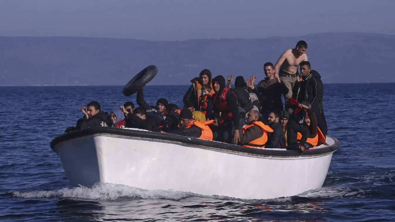 Özönlenek a migránsok a görög partokhoz