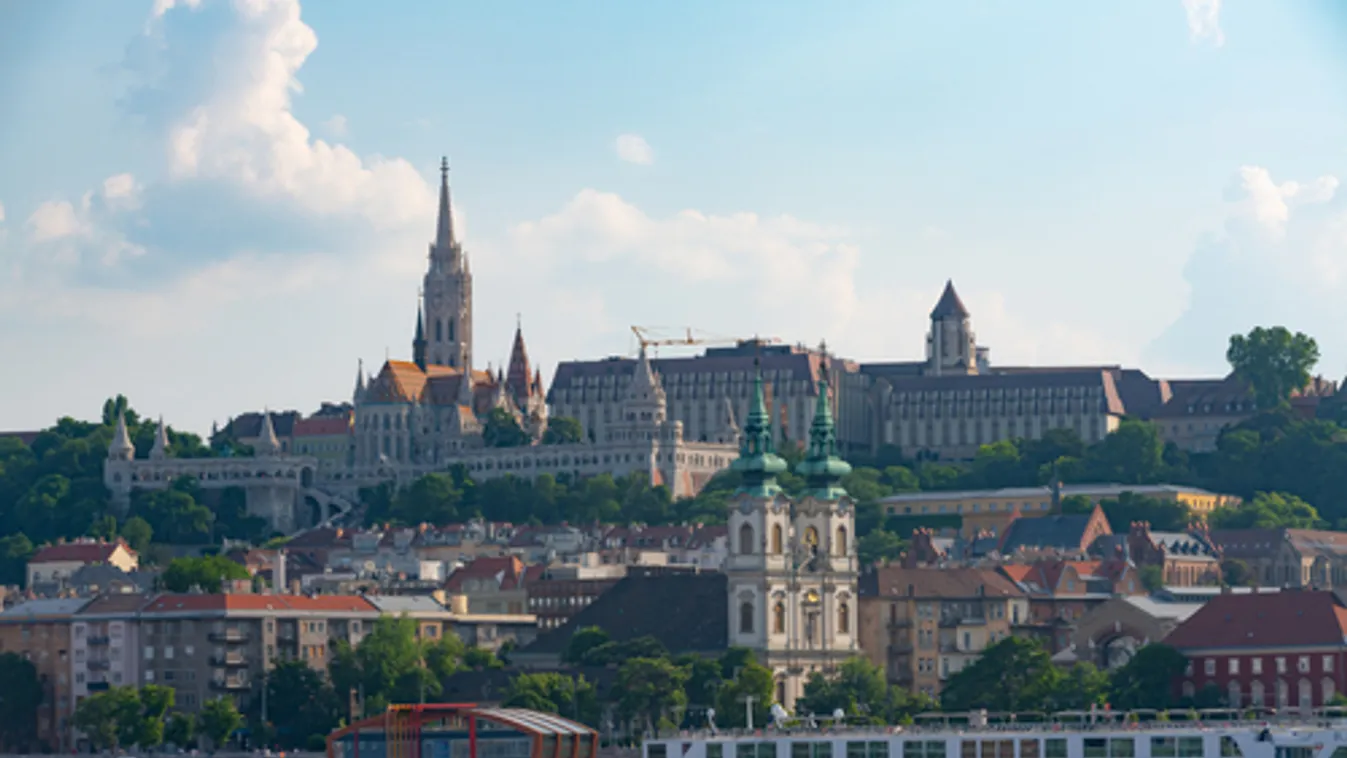 A Deutsche Wellének nyilatkozó budavári lakos buktatja le a német tévét
