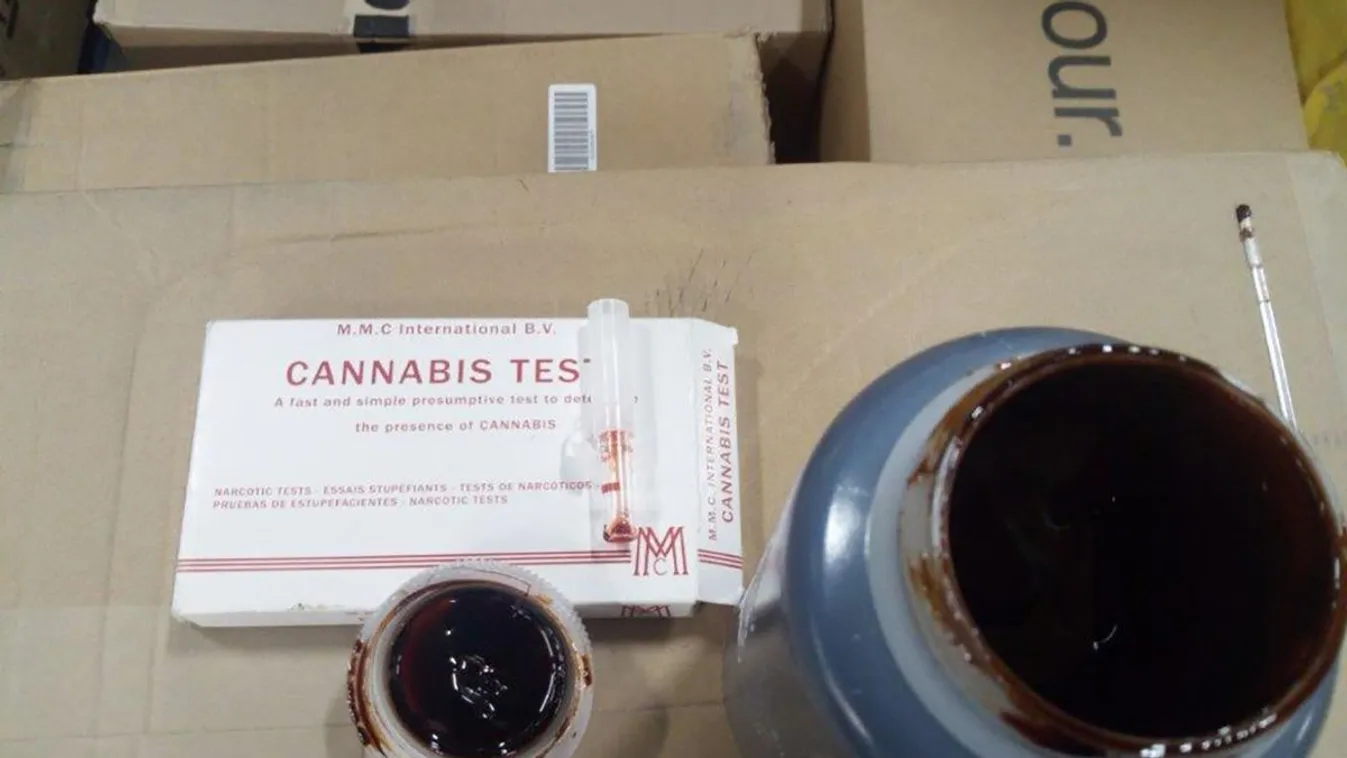 Flakonokban lévő gyantaállagú drogot találtak egy reptéri ellenőrzés során a NAV emberei