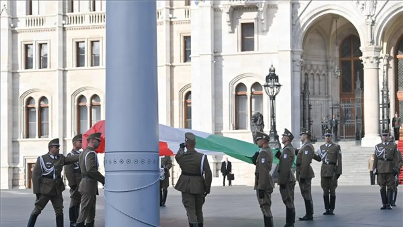 Felvonták a nemzeti lobogót az Országház előtt
