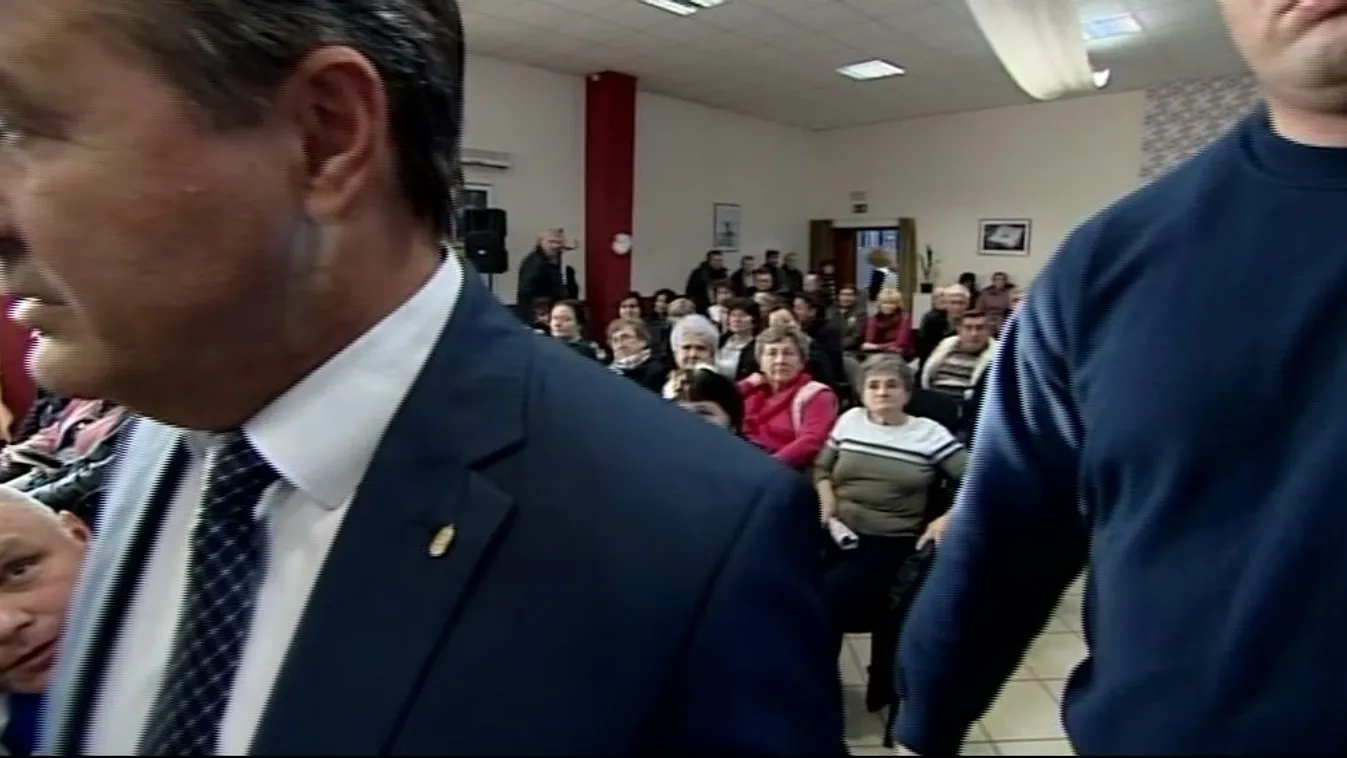 A fideszes képviselő sajátkezűleg távolította el a Hír TV kameráját