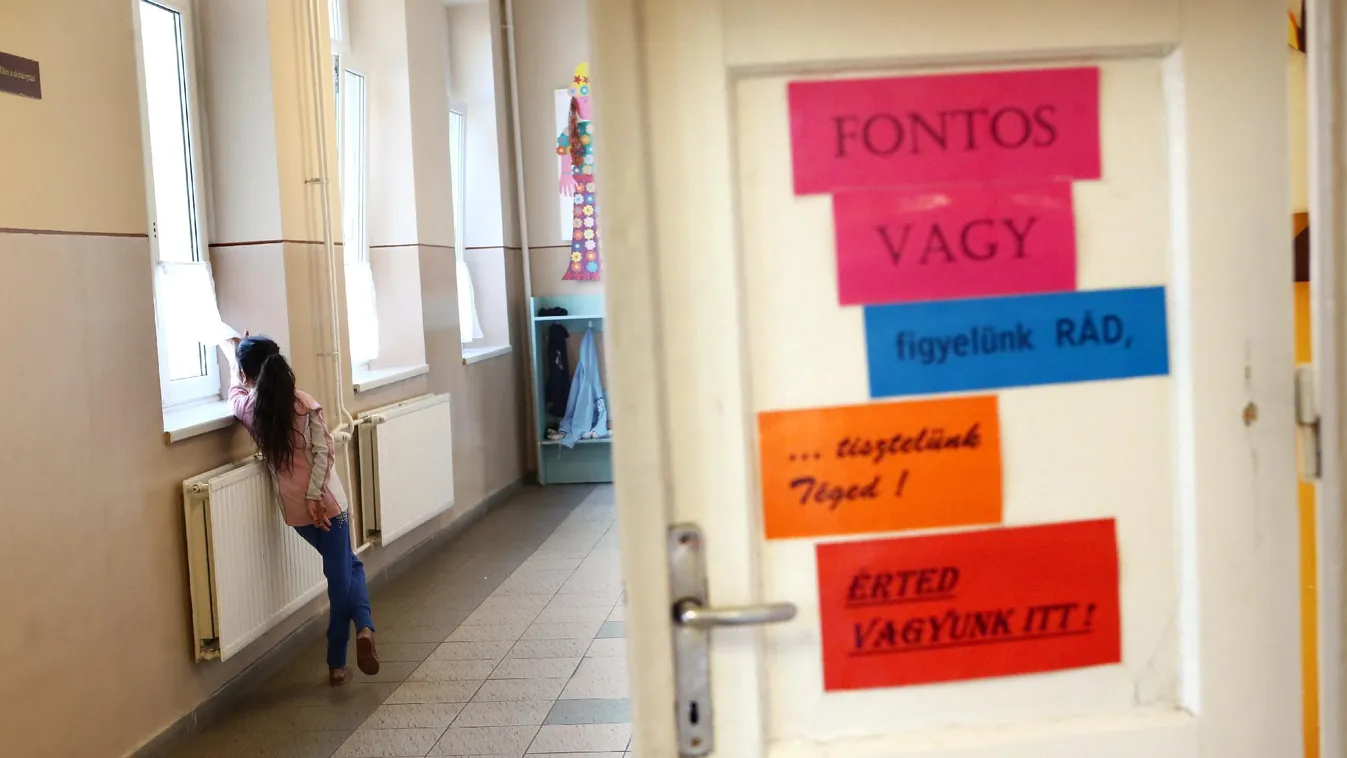 4-5 ezer tanár hiányozhat az oktatásból, ám a kormány optimista