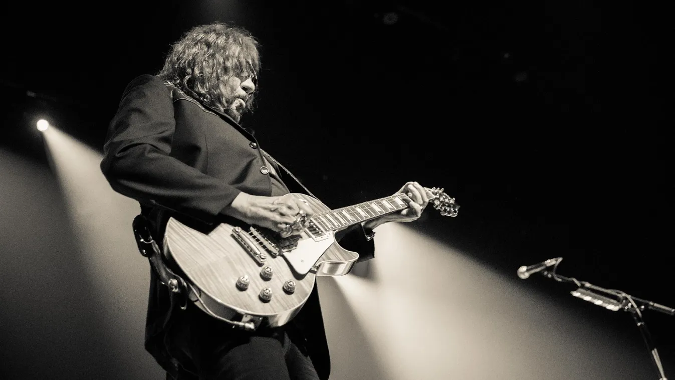 Felfoghatatlan veszteség: elhunyt a KISS ikonikus gitárosa