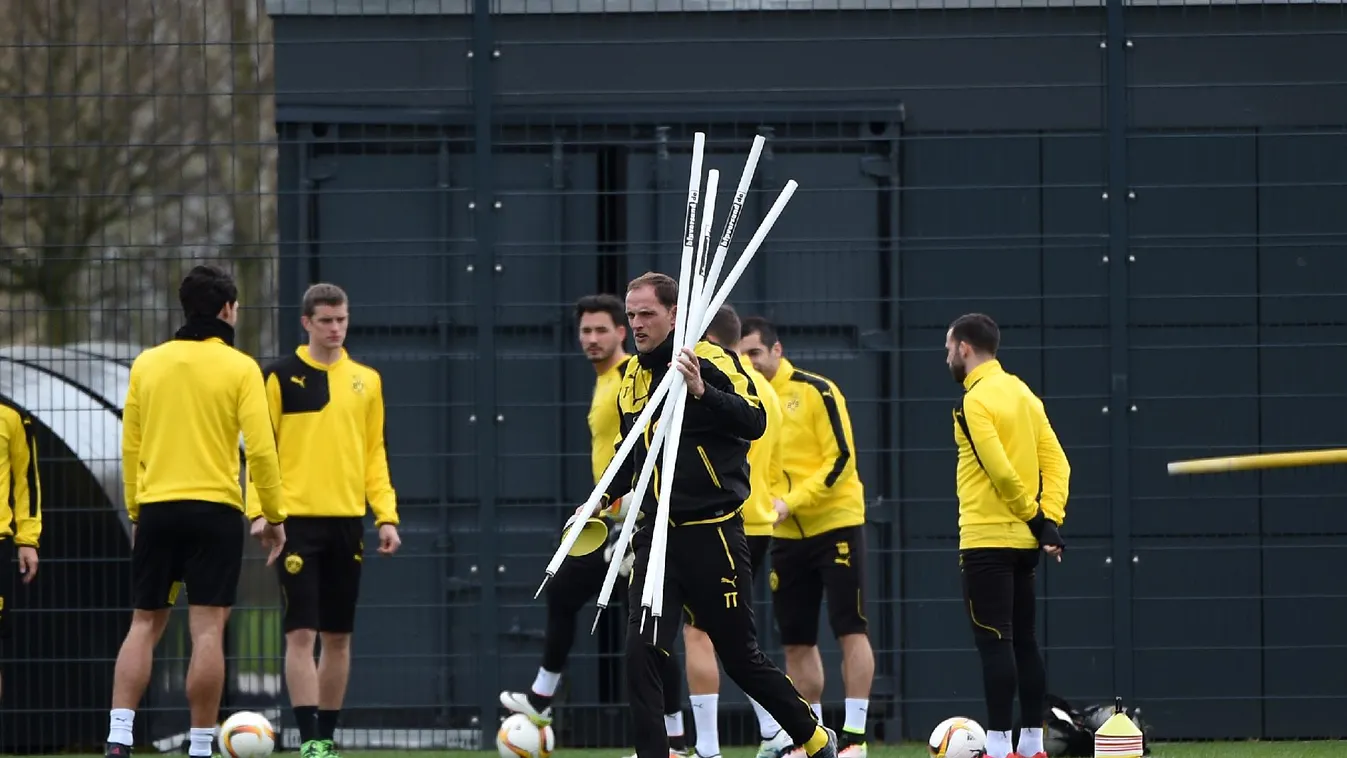 Elküldték a Dortmund edzőjét