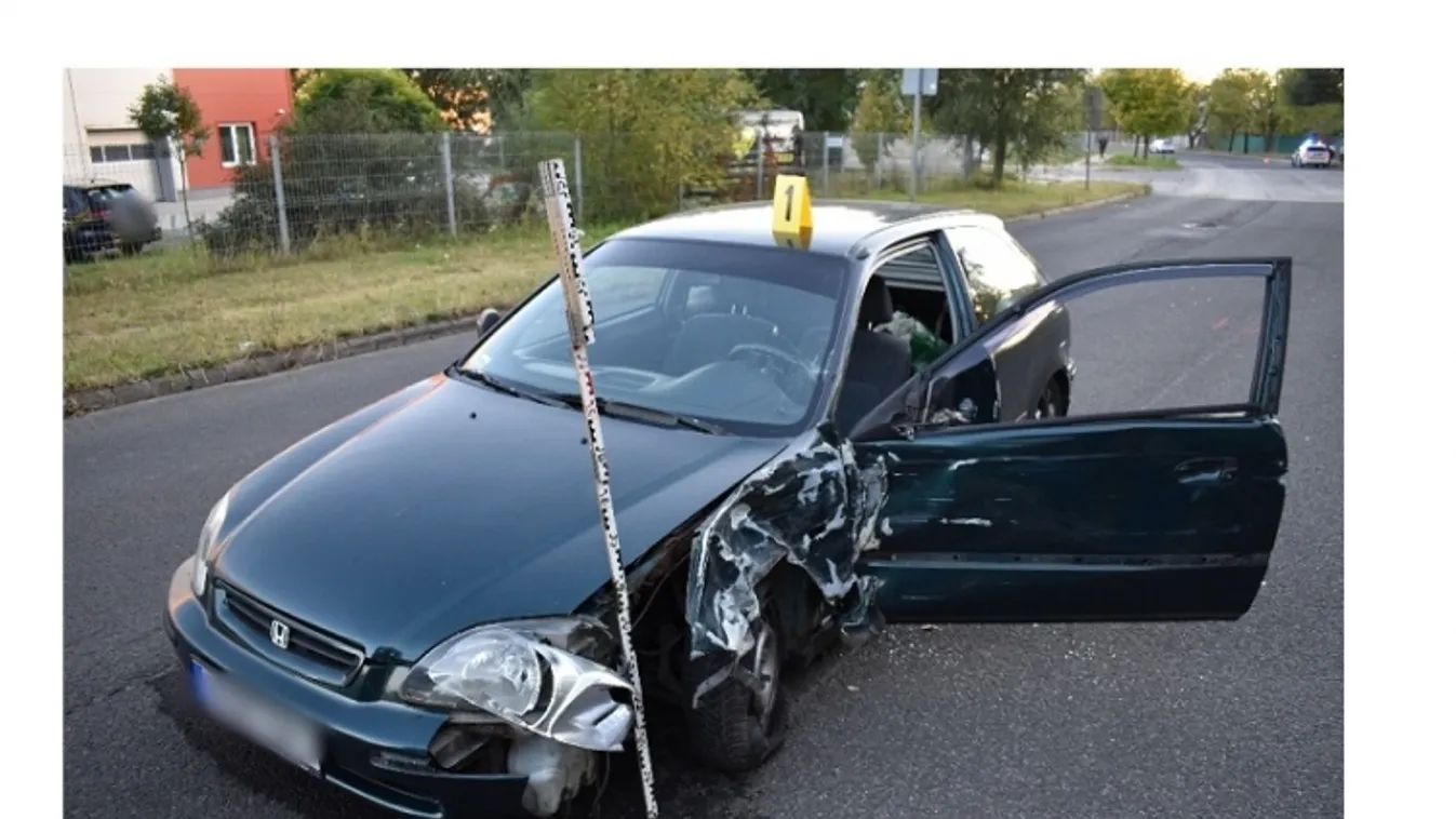 Elaludt a rendőrautóban is