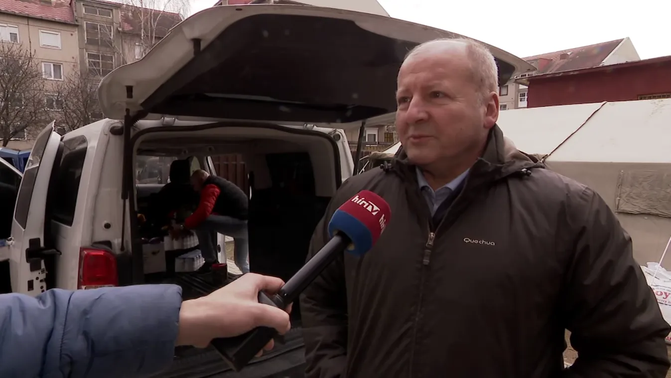 Adományt szállít a rászorulóknak a KDNP