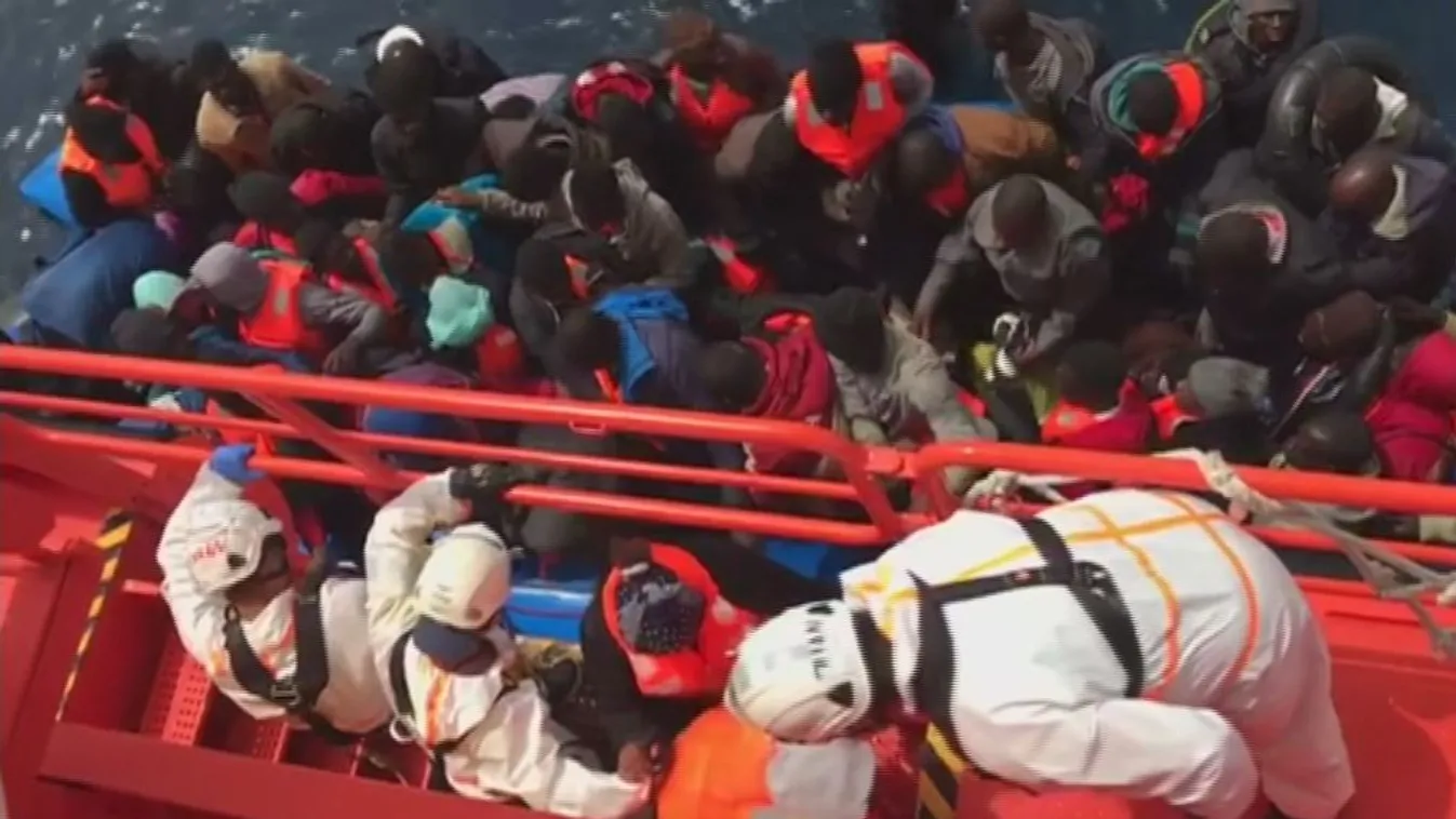 Csaknem ezer migránst mentettek a spanyolok