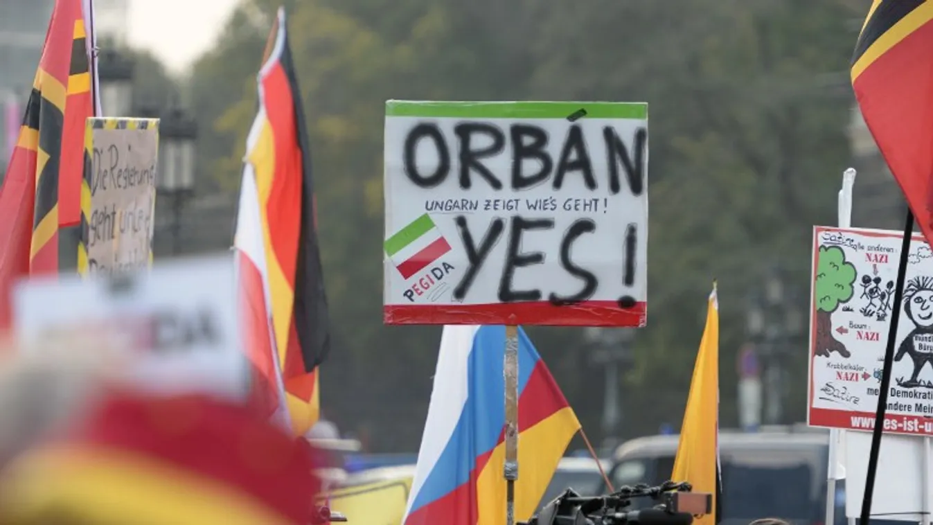Orbánt éltető feliratok a Pegida rendezvényén