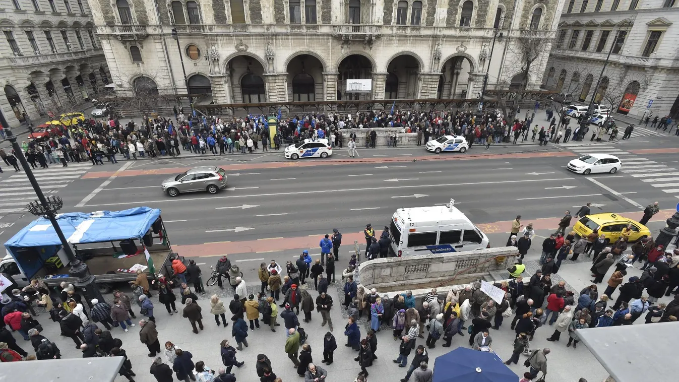 Gyülekezés – két ember már veszélyes? – Tantusz