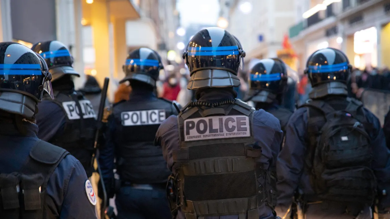 Pattanásig feszült a helyzet Franciaországban, zavargásokra számít a hatalom