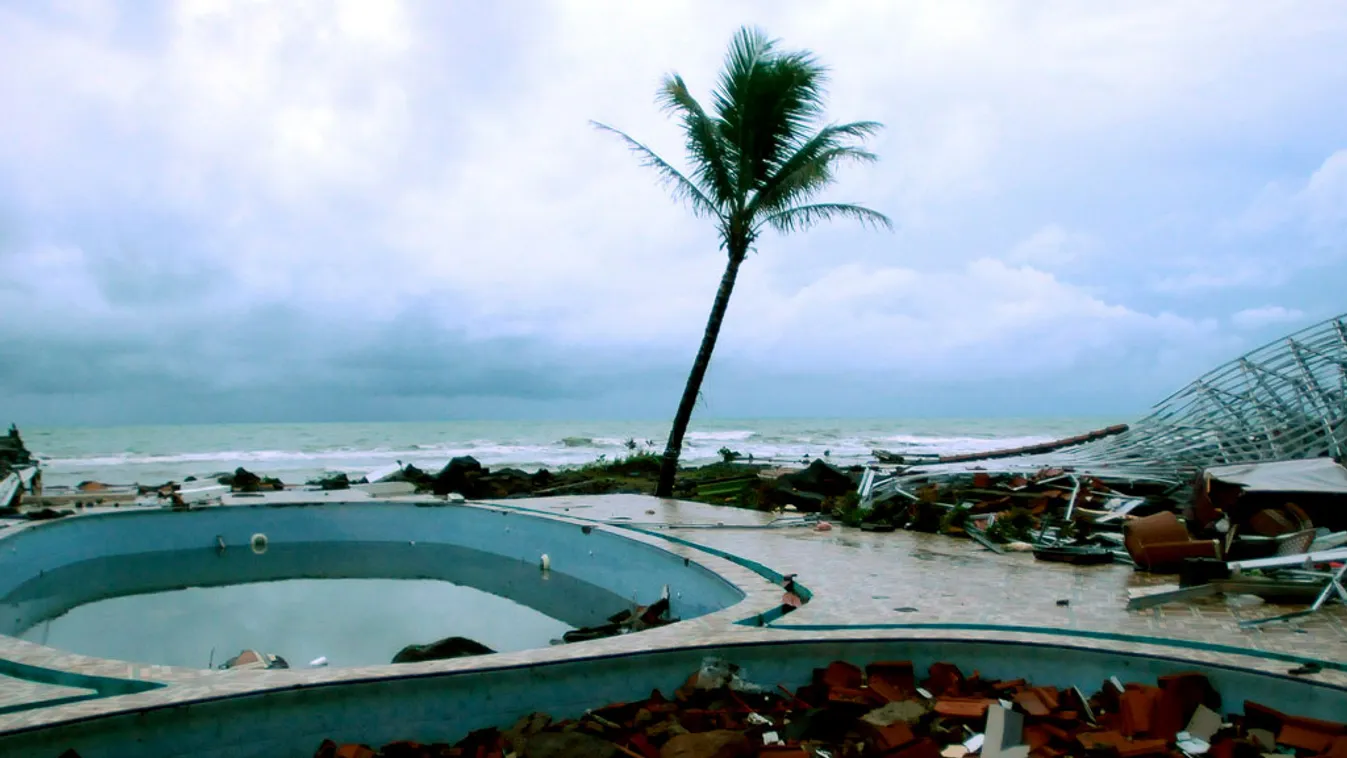 A vihar csapdájában turisták százai
