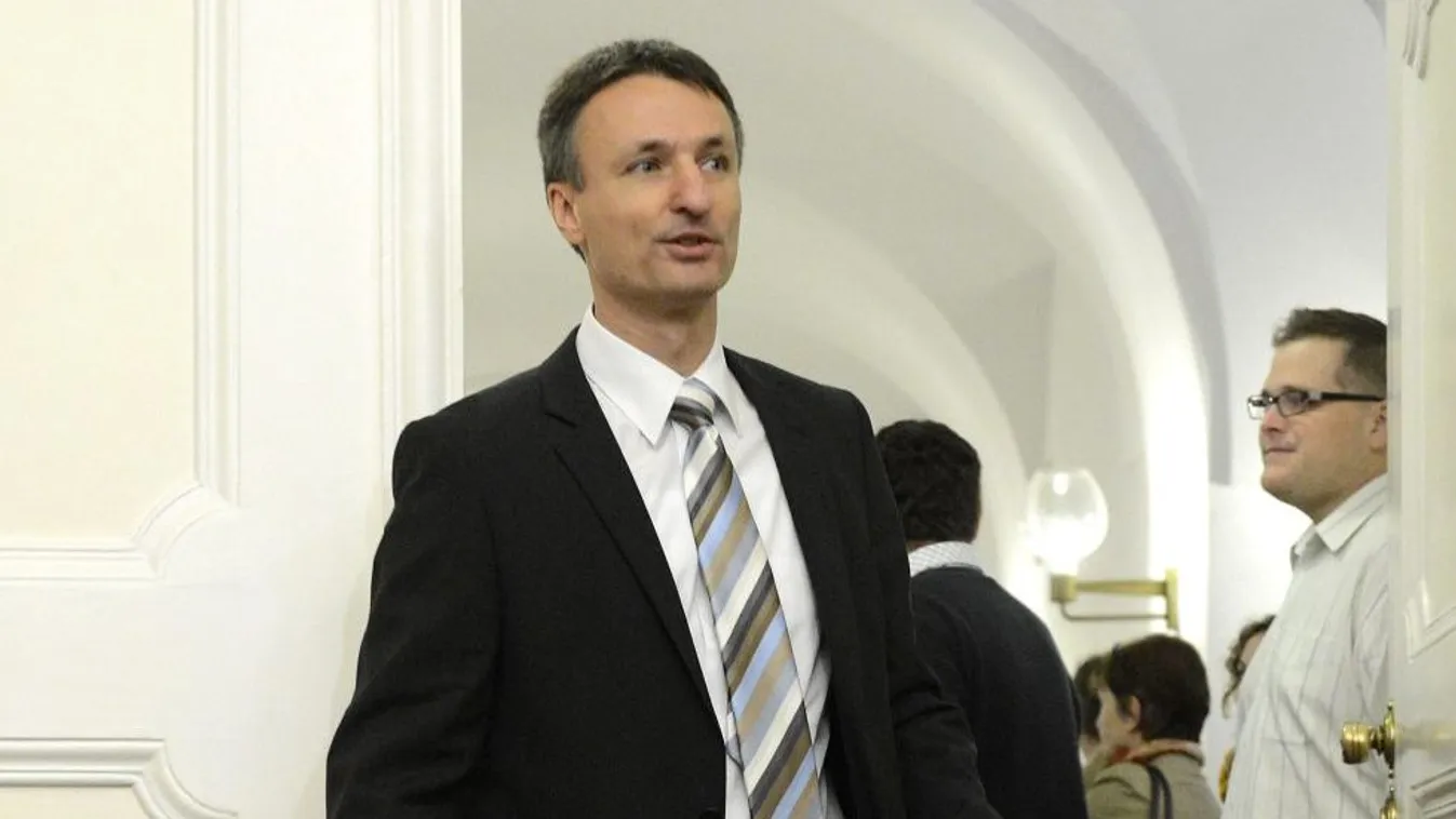 Belebukhat a BKK-vezér a botrányba