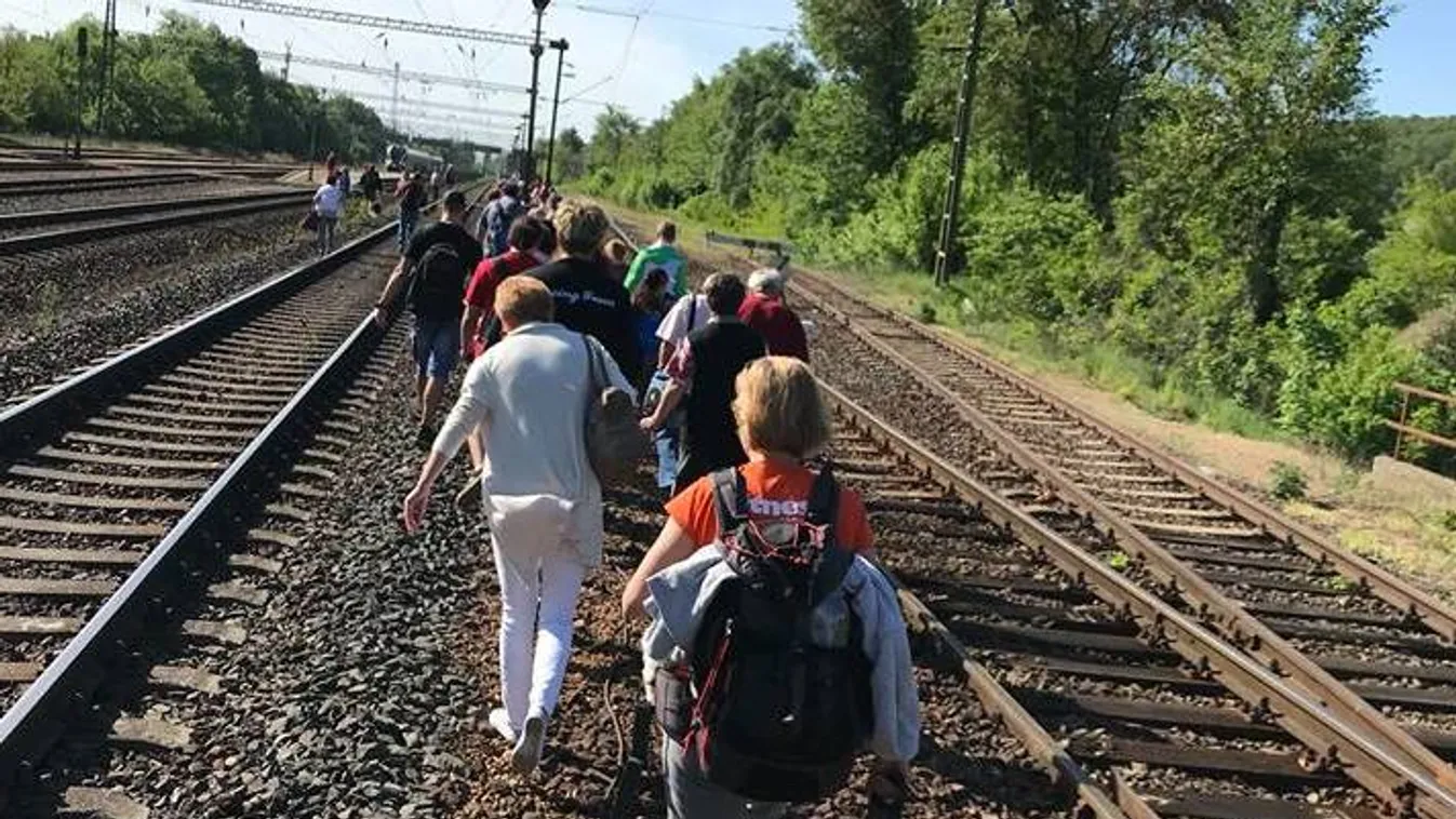 Beszakadt a vonat padlózata, a sínek mellett sétáltatták az utasokat