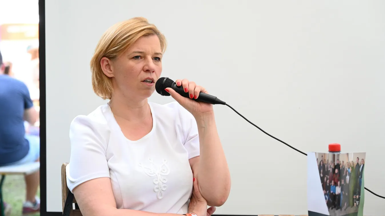 A digitális gyermekvédelemre és a digitális világot mellőző nyári táborokra hívta fel a figyelmet Varga-Bajusz Veronika