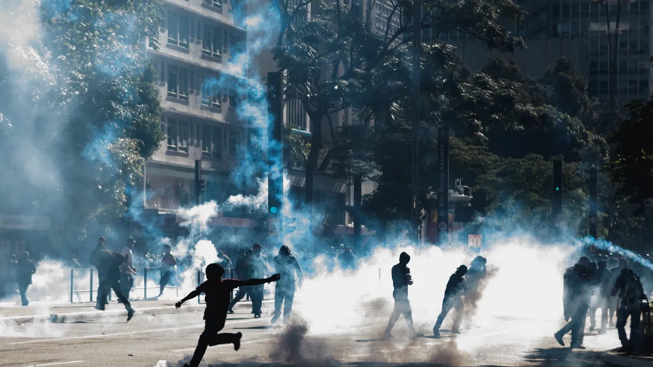 A szélsőbaloldal radikalizálja saját magát a jobboldalt pedig próbálja szélsőségesnek bemutatni