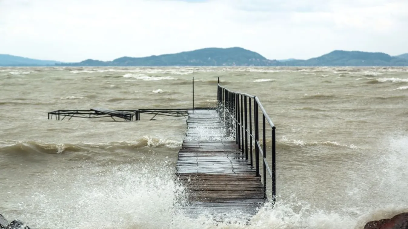 Intenzív esőzés várható a Balatonnál, villámárvizek is kialakulhatnak