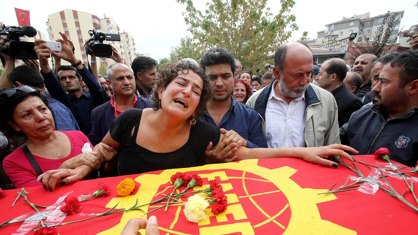 „Az egész teste a barátai vérével volt átitatva”