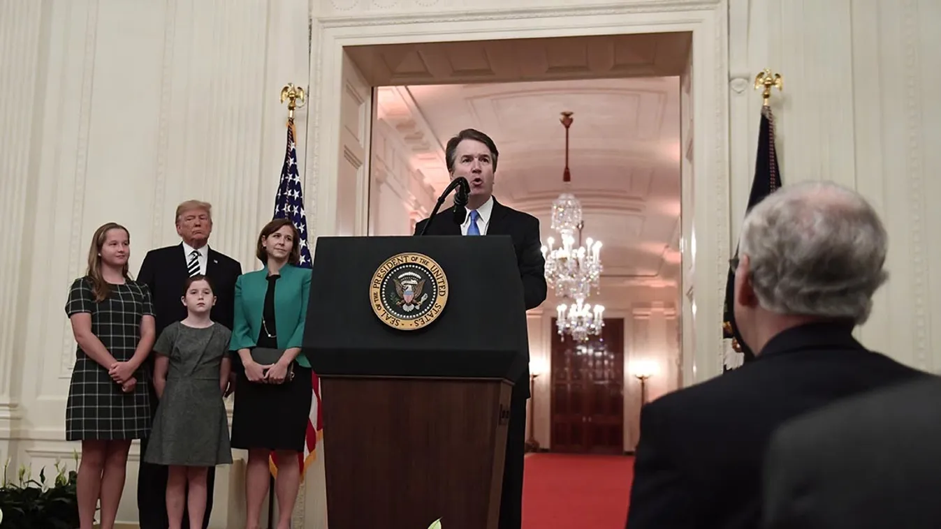 Beiktatták az USA legfelső bíráját