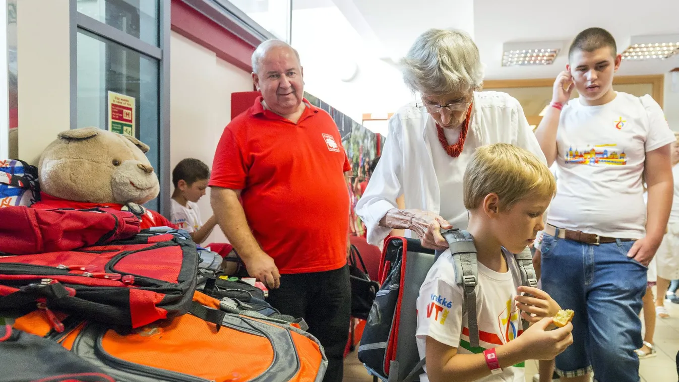 Hatezer gyermek iskolakezdését könnyítik meg