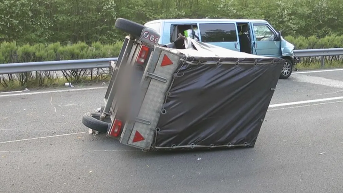 Autószállító borult fel az M5-ösön
