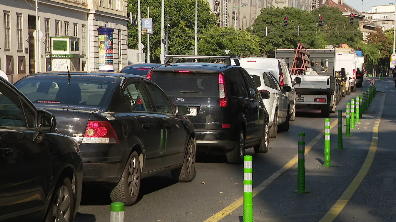 A jövőben még több karóval elválasztott kerékpársávra lehet számítani