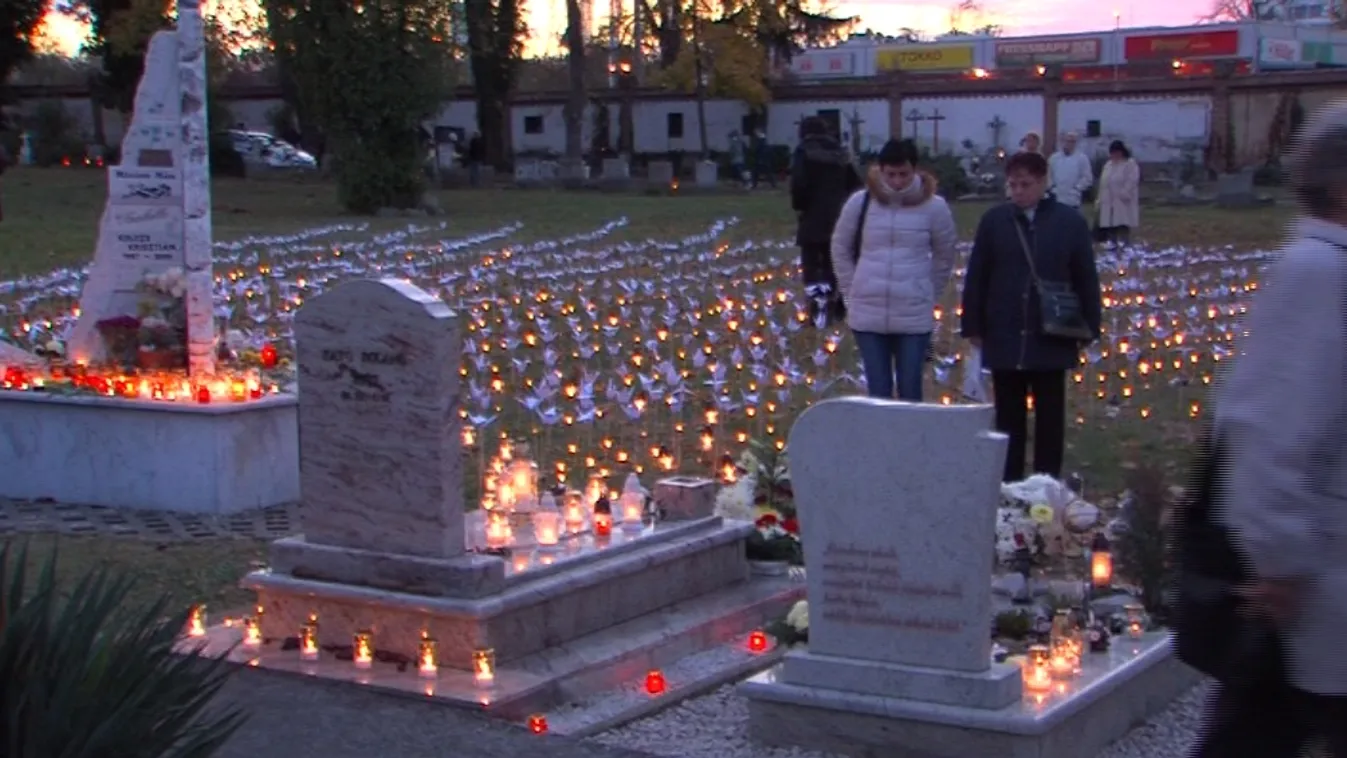 Ezer mécsessel és papírdarvakkal emlékeztek