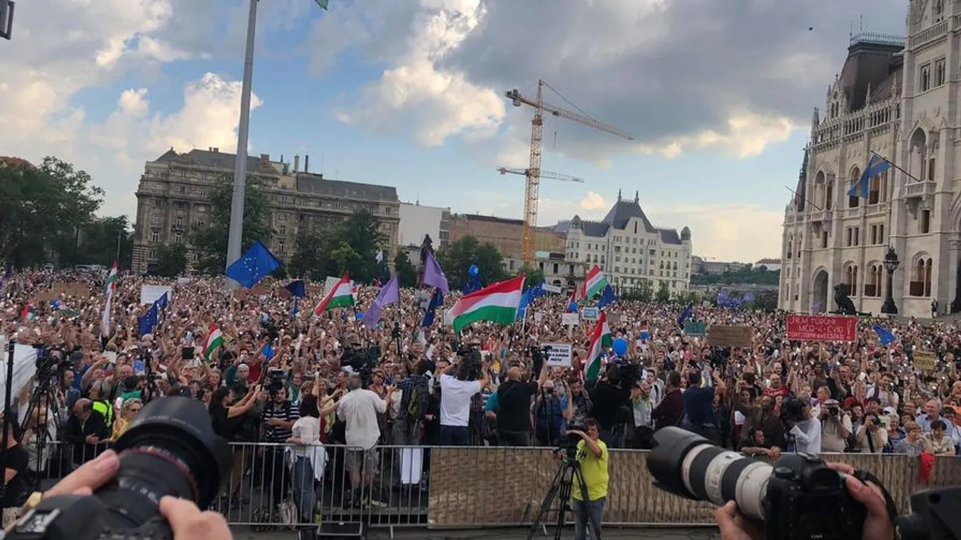 Orbán diktatúráját és az ellenzéki pártokat is bírálták a tüntetők