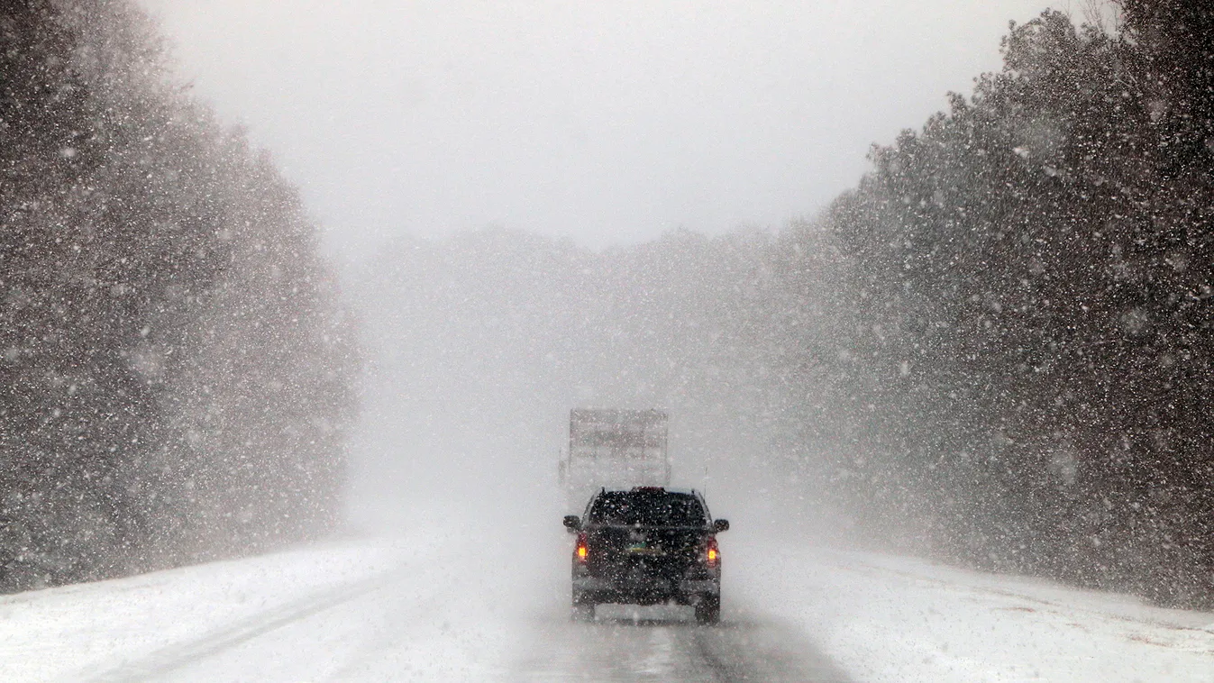 Lankadatlanul havazik, százezrek áram nélkül