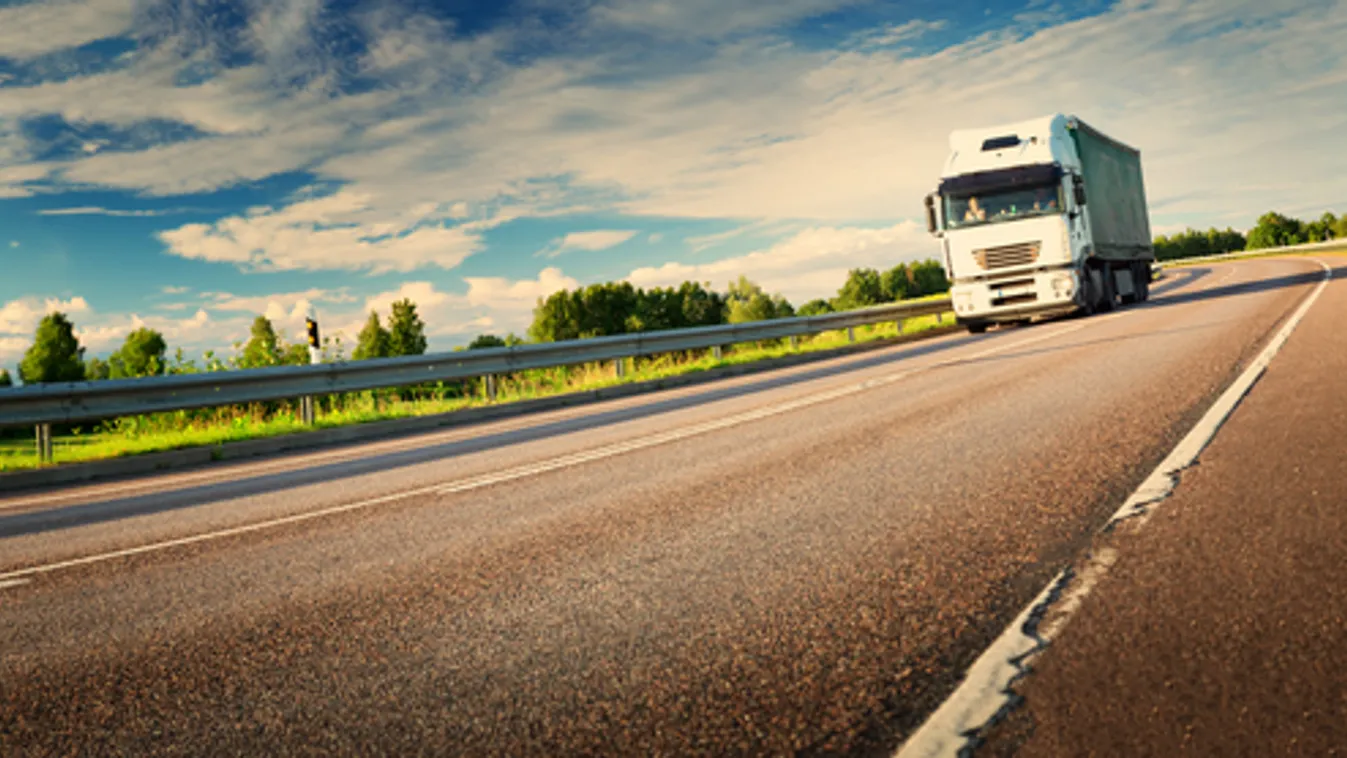 Tizenkét órásra nőtt a kamionok várakozási ideje Csanádpalotánál