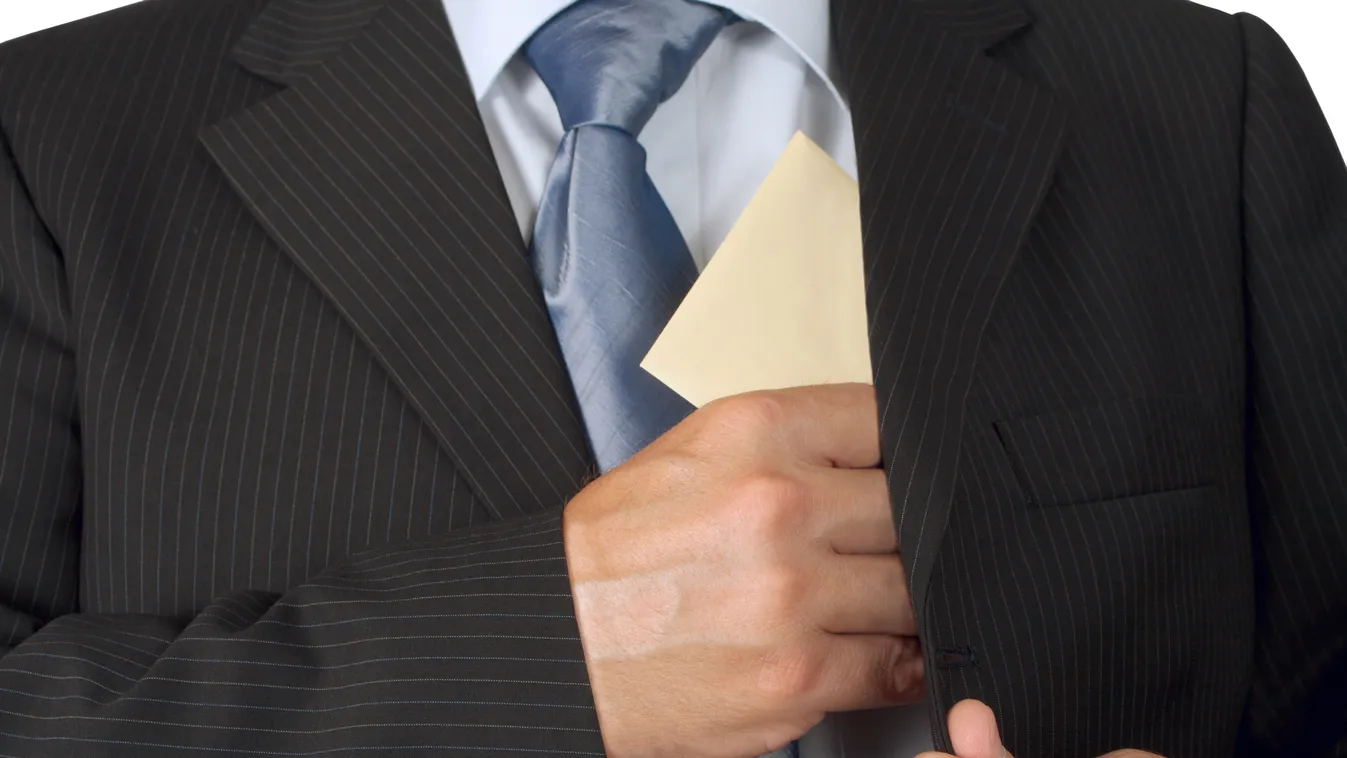 Hétmilliót kapott távozásakor a titoktartásra kötelezett zuglói jegyző