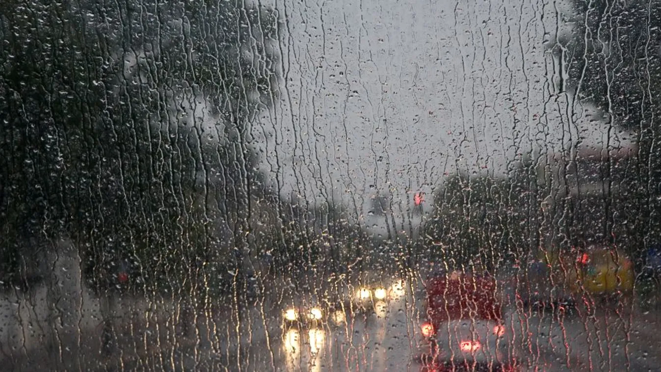 Sok munkát adnak a heves zivatarok a budapesti tűzoltóknak