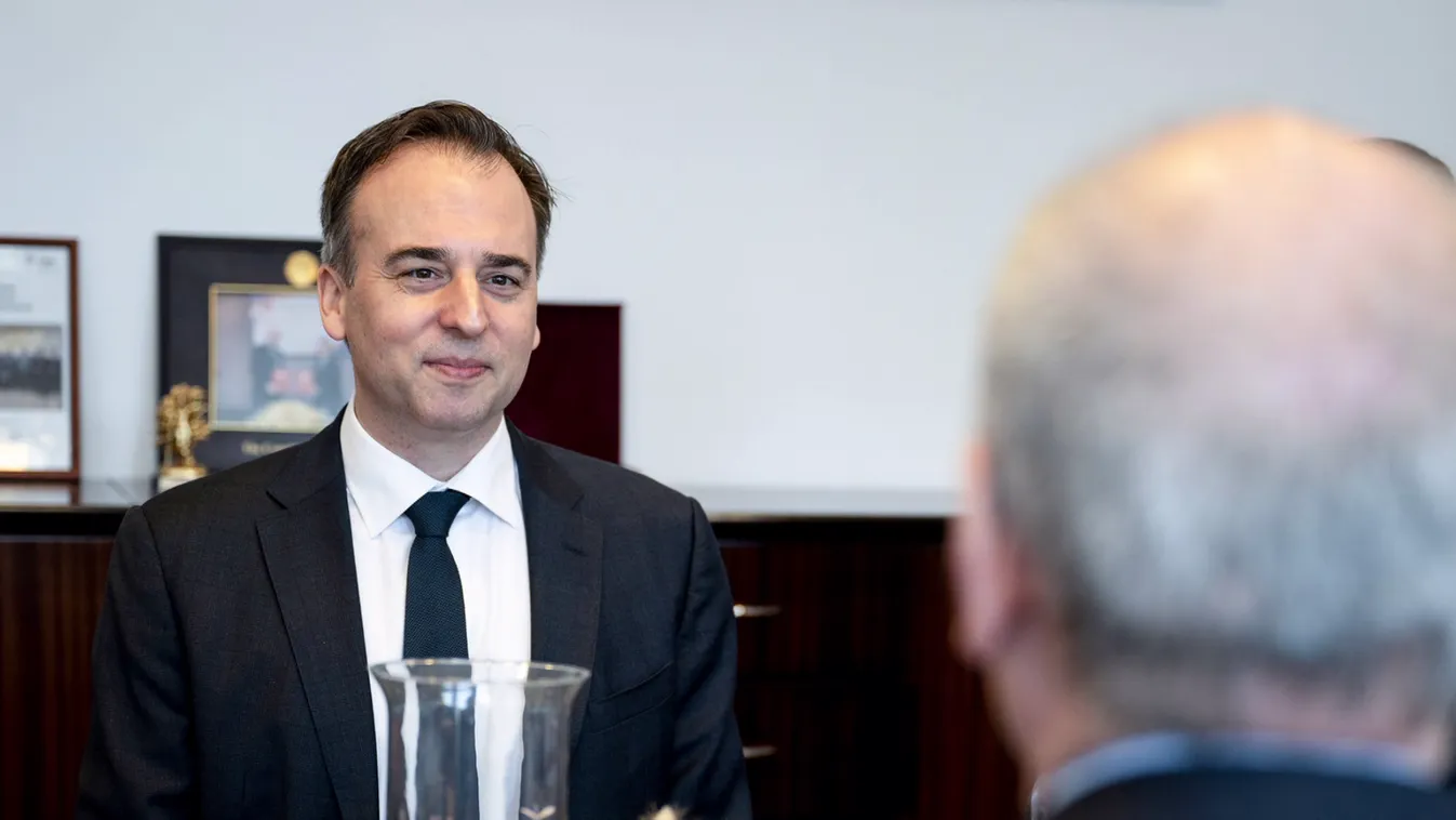 Plakátkampány amerikai pénzből a háború érdekében