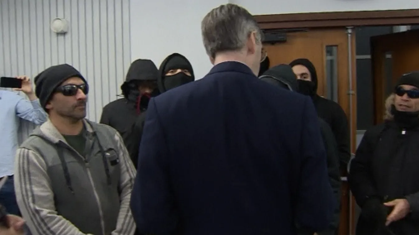 Maszkos fiatalok zavarták meg a képviselőt, egy-két pofon is elcsattant