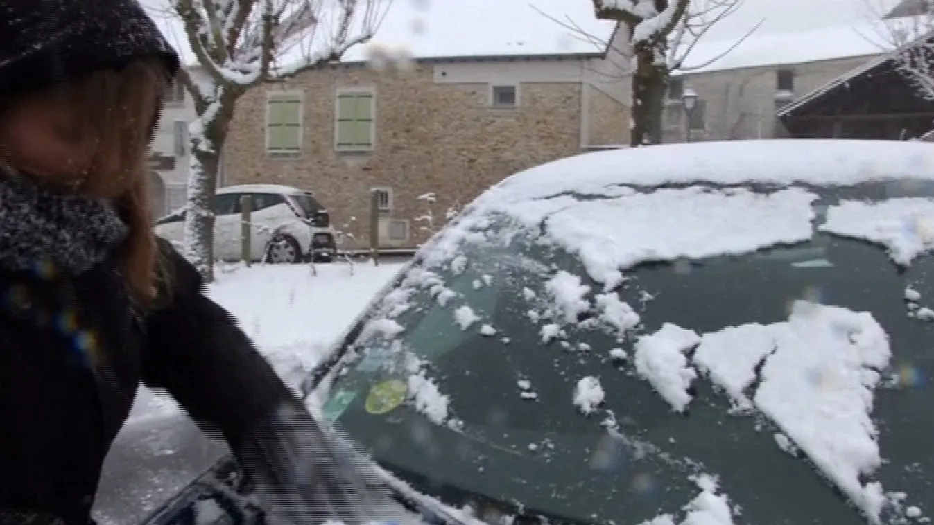 Megbénította Párizst a havazás